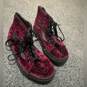 Vans youth 1 sk8-hi zip back Black and Red Velvet Skateboarding Shoes